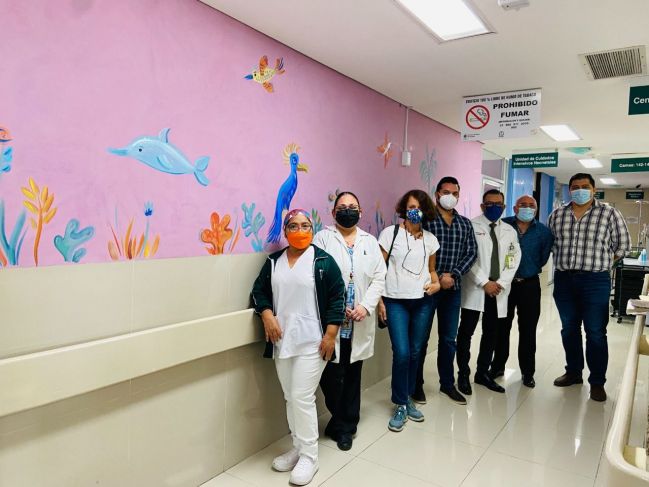 Crea artista ambiente colorido para pacientes del OncoCrean de la UMAE Mérida